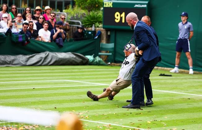 Mandatory Credit: Photo by Simon Dael Shutterstock (13995914ce) Just Stop oil protesters disrupt the match between Katie Boulter and Daria Saville Wimbledon Tennis Championships, Day 3, The All England Lawn Tennis and Croquet Club, London, UK - 05 Jul 2023 Wimbledon Tennis Championships, Day 3, The All England Lawn Tennis and Croquet Club, London, UK - 05 Jul 2023  Copyright: xSimonxDael Shutterstockx 13995914ce