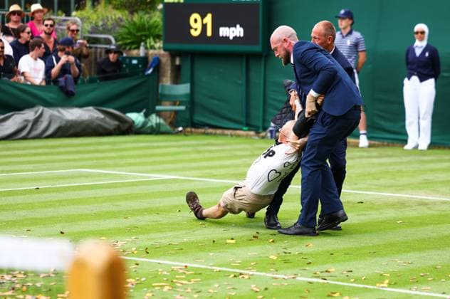 Mandatory Credit: Photo by Simon Dael Shutterstock (13995914cf) Just Stop oil protesters disrupt the match between Katie Boulter and Daria Saville Wimbledon Tennis Championships, Day 3, The All England Lawn Tennis and Croquet Club, London, UK - 05 Jul 2023 Wimbledon Tennis Championships, Day 3, The All England Lawn Tennis and Croquet Club, London, UK - 05 Jul 2023  Copyright: xSimonxDael Shutterstockx 13995914cf