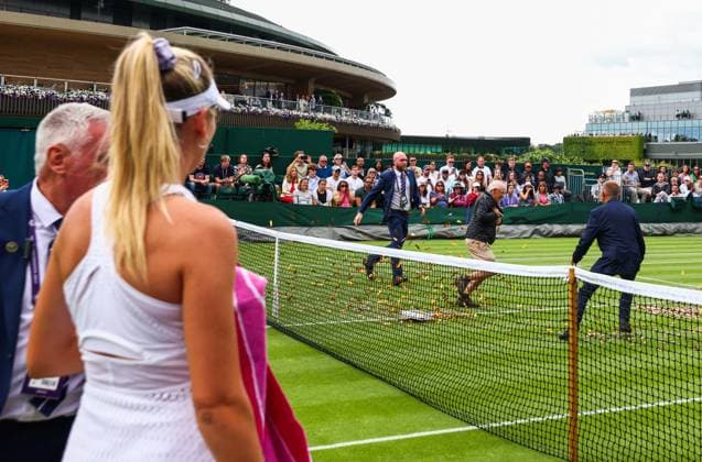 Mandatory Credit: Photo by Simon Dael Shutterstock (13995914cn) Just Stop oil protesters disrupt the match between Katie Boulter and Daria Saville as Boulter looks on Wimbledon Tennis Championships, Day 3, The All England Lawn Tennis and Croquet Club, London, UK - 05 Jul 2023 Wimbledon Tennis Championships, Day 3, The All England Lawn Tennis and Croquet Club, London, UK - 05 Jul 2023  Copyright: xSimonxDael Shutterstockx 13995914cn