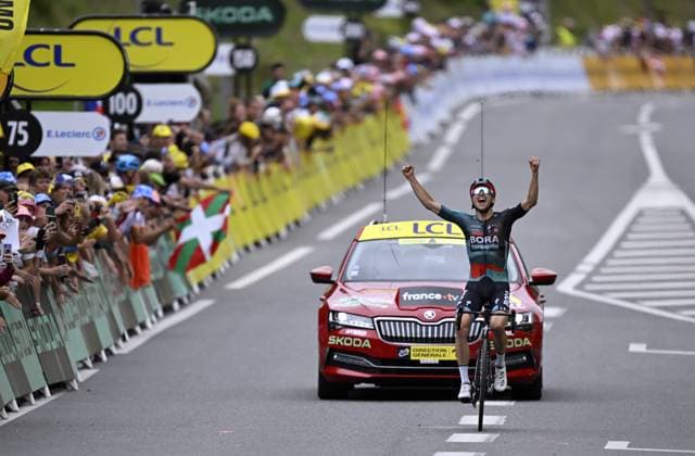 Sport Bilder des Tages Australian Jai Hindley of Bora-Hansgrohe celebrates as he crosses the finish line to win stage 5 of the Tour de France cycling race, a 162,7 km race from Pau to Laruns, France, Wednesday 05 July 2023. This year s Tour de France takes place from 01 to 23 July 2023. DIRKxWAEM  x70136272x