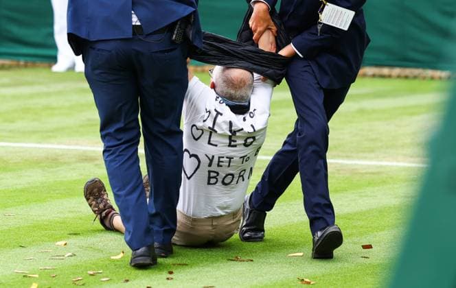 Sport Themen der Woche KW27 Sport Bilder des Tages Mandatory Credit: Photo by Simon Dael Shutterstock (13995914dd) Just Stop oil protesters disrupt the match between Katie Boulter and Daria Saville Wimbledon Tennis Championships, Day 3, The All England Lawn Tennis and Croquet Club, London, UK - 05 Jul 2023 Wimbledon Tennis Championships, Day 3, The All England Lawn Tennis and Croquet Club, London, UK - 05 Jul 2023  Copyright: xSimonxDael Shutterstockx 13995914dd