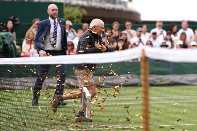 Sport Bilder des Tages 5th July 2023; All England Lawn Tennis and Croquet Club, London, England: Wimbledon Tennis Tournament; The Just Oil Protestor invades court 18 and stops play for Katie Boulter and Daria Saville  ActionPlus12527324 ShaunxBrooks