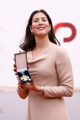 Bilder des Jahres 2023, Sport 07 Juli Sport Themen der Woche KW27 Sport Bilder des Tages July 5, 2023, MADRID, MADRID, SPAIN: Garbine Muguruza poses for photo during the award ceremony of the Gold Medal for Sports Merit (Medalla de Oro al Merito Deportivo) awarded to Garbine Muguruza at the Chamarti Tennis Club on July 5, 2023, in Madrid, Spain. MADRID SPAIN - ZUMAa181 20230705_zaa_a181_047 Copyright: xOscarxJ.xBarrosox
