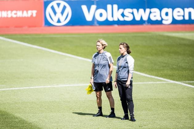 Training DFB Frauen; 05.07.2023 Martina Voss-Tecklenburg (Bundestrainerin, Deutschland), Britta Carlson (Asistenztrainerin Deutschland) Training am Nachmittag DFB Frauen, Herzogenaurach, adidas Homeground Copyright: xBEAUTIFULxSPORTS Wunderlx