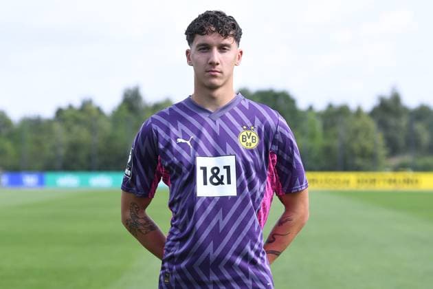 Borussia Dortmund II; 3.Liga, Porträttermin 2023 2024 Silas Ostrzinski; Borussia Dortmund II; 3. Liga, Porträttermin 2023 2024