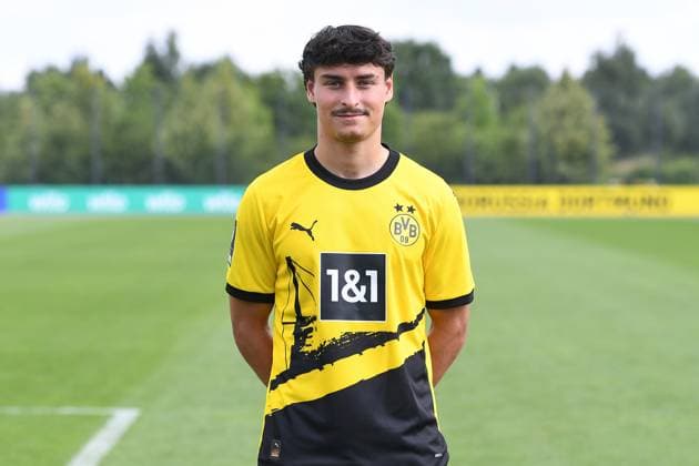 Borussia Dortmund II; 3.Liga, Porträttermin 2023 2024 Guille Bueno; Borussia Dortmund II; 3. Liga, Porträttermin 2023 2024