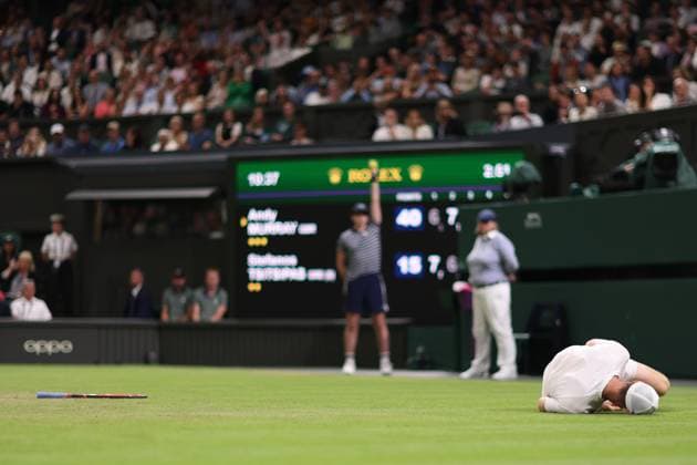 Sport Bilder des Tages 6th July 2023; All England Lawn Tennis and Croquet Club, London, England: Wimbledon Tennis Tournament; Andy Murray slips and falls to the floor before rising to win the 3rd set for a 2-1 lead and curfew ends the day  ActionPlus12527850 ShaunxBrooks