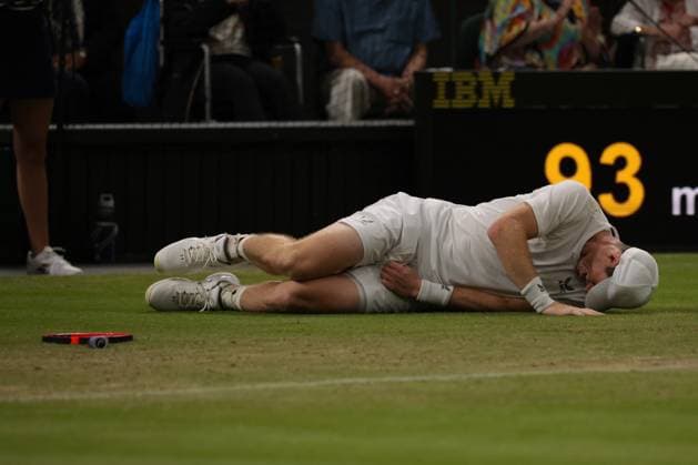 2023 Wimbledon Tournament LONDRES, LO - 06.07.2023: 2023 WIMBLEDON TOURNAMENT - The Greek Stefanos Tsitsipas, 5th in the ATP, Tennis Herren ranking, faces the British Andy Murray this Thursday afternoon, 06, during the Wimbledon Tournament, in England. Murray, at one point closing the match, felt his leg and had to leave the match with the injury. The game will resume tomorrow, 07. (Photo: Andre Chaco Fotoarena) x2398192x AndrexChaco