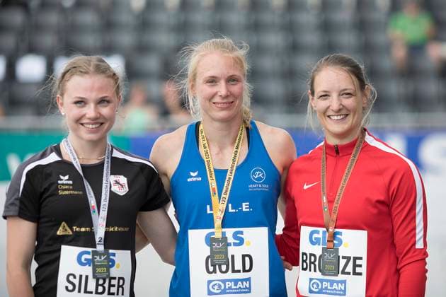 Bilder des Jahres 2023, Sport 07 Juli Sport Themen der Woche KW27 Sport Bilder des Tages 06.07.2023, Finals 2023 Detsche Leichtatlethik-Meisterschaften 2023, Düsseldorf Stabhochsprung Damen, Siegerehrung, Die Top Drei: Chiara Sistermann (Silber), Anjuli Knäsche (Gold), Annika Roloff (Bronze; v. li.) Düsseldorf, Rheinufer, Burgplat NRW Deutschland *** 06 07 2023, Finals 2023 Detsche Leichtatlethik Meisterschaften 2023, Düsseldorf pole vault women, award ceremony, The top three Chiara Sistermann silver , Anjuli Knäsche gold , Annika Roloff bronze v li Düsseldorf, Rheinufer, Burgplat NRW Germany 20230706162310-1 Kopie