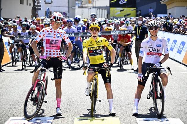 Sport Themen der Woche KW27 Sport Bilder des Tages US Neilson Powless of EF Education-EasyPost, Danish Jonas Vingegaard of Jumbo-Visma and Slovenian Tadej Pogacar of UAE Team Emirates pictured at the start of stage 7 of the Tour de France cycling race, a 169,9 km race from Mont-de-Marsan to Bordeaux, France, Friday 07 July 2023. This year s Tour de France takes place from 01 to 23 July 2023. JASPERxJACOBS  x70238675x