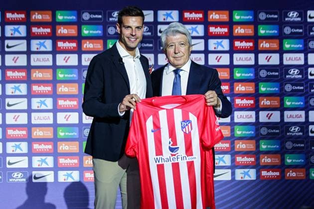Sport Themen der Woche KW27 Sport Bilder des Tages July 7, 2023, MADRID, MADRID, SPAIN: Cesar Azpilicueta poses for photo with Enrique Cerezo, President of Atletico de Madrid during his presentation as a new Atletico de Madrid player at Civitas Metropolitano on July 07, 2023, in Madrid, Spain. MADRID SPAIN - ZUMAa181 0262911097st Copyright: xIrinaxR.xHipolitox