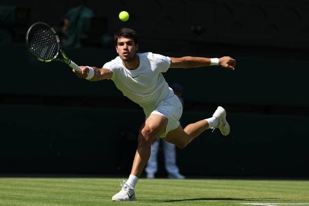 Wimbledon: Day Five 07 July 2023, Wimbledon - Wimbledon Tennis Championships - Day Five - Carlos Alacaraz stretches for a forehand return - Photo: Charlotte Wilson Offside. - Photo: Charlotte Wilson Offside. London UK Copyright: xCharlottexWilsonx xOffsidexOffside