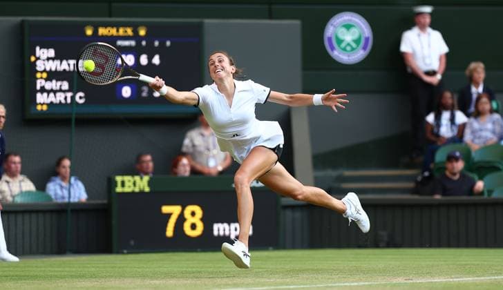 Sport Bilder des Tages Mandatory Credit: Photo by Simon Dael Shutterstock (13995929gc) Petra Martic in action against Iga Swiatek Wimbledon Tennis Championships, Day 5, The All England Lawn Tennis and Croquet Club, London, UK - 07 Jul 2023 Wimbledon Tennis Championships, Day 5, The All England Lawn Tennis and Croquet Club, London, UK - 07 Jul 2023  Copyright: xSimonxDael Shutterstockx 13995929gc