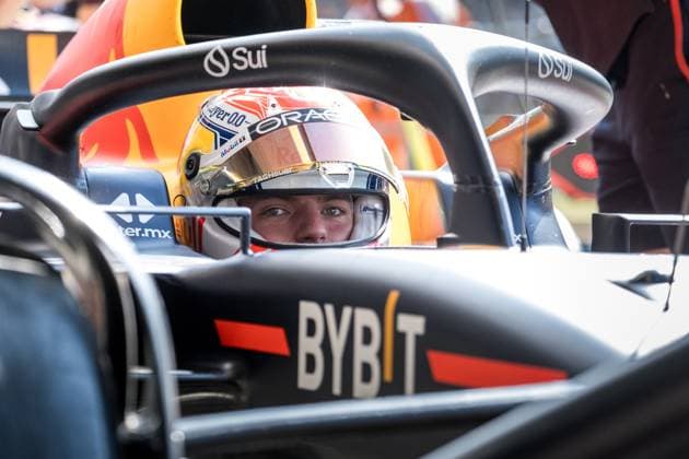 Max Verstappen (NED, Oracle Red Bull Racing 1) im Red Bull RB19 in der Box, Großer Preis von Großbritannien, Silverstone, Motorsport, Formel 1, Großer Preis von Großbritannien, Silverstone, Motorsport, Formel 1 Towcester Copyright: xEibner-Pressefotox EP_EER