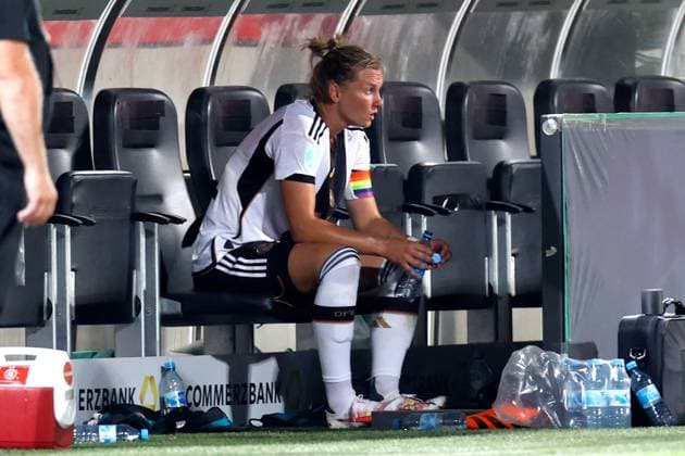 POPP Alexandra Kapitaenin Team Deutschland verloren Frust nach dem Spiel DFB Frauen Fussball Laenderspiel Spiel Deutschland -Sambia 2 : 3 am 07.07. 2023 in Fuerth DFL REGULATIONS PROHIBIT ANY USE OF PHOTOGRAPHS as IMAGE SEQUENCES and or QUASI-VIDEO Copyright: xLacixPerenyix