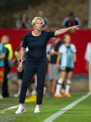 07.07.2023, Fussball Frauen, Test-Länderspiel, Deutschland - Sambia, im Sportpark Ronhof Thomas Sommer in Fürth, Trainerin Martina Voss-Tecklenburg (Deutschland) gibt Anweisungen