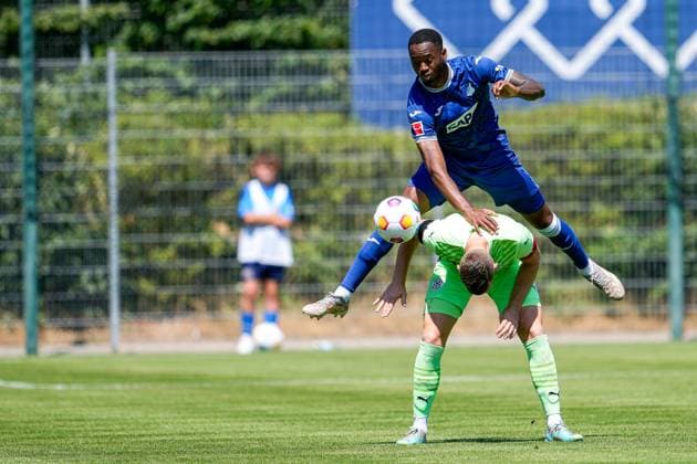 Sport Themen der Woche KW27 v.li.: Melayro Chakewno Jalaino Bogarde (Mela, Hoffenheim, 32), Marcel Carl (FC Astoria, 9), Zweikampf, Spielszene, Duell, duel, tackle, tackling, Dynamik, Action, Aktion, 08.07.2023, Walldorf (Deutschland), Fussball, Testspiel, FC-Astoria Walldorf - TSG 1899 Hoffenheim, DFB DFL REGULATIONS PROHIBIT ANY USE OF PHOTOGRAPHS AS IMAGE SEQUENCES AND OR QUASI-VIDEO. *** v li Melayro Chakewno Jalaino Bogarde Mela, Hoffenheim, 32 , Marcel Carl FC Astoria, 9 , duel, tackle, tackling, dynamic, action, action, 08 07 2023, Walldorf Germany , football, test match, FC Astoria Walldorf TSG 1899 Hoffenheim, DFB DFL REGULATIONS PROHIBIT ANY USE OF PHOTOGRAPHS AS IMAGE SEQUENCES AND OR QUASI VIDEO xozx