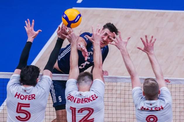(230708) -- PASAY CITY, July 8, 2023 -- Lukasz Kaczmarek (top) of Poland competes during the Pool 6 match between Poland and Canada at the Men s Volleyball Nations League in Pasay City, the Philippines, July 8, 2023. ) (SP)THE PHILIPPINES-PASAY CITY-VOLLEYBALL-NATIONS LEAGUE-MEN-POL VS CAN RouellexUmali 