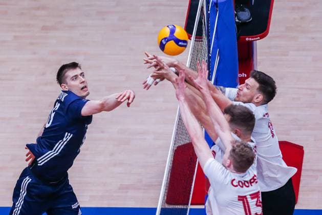 Sport Bilder des Tages (230708) -- PASAY CITY, July 8, 2023 -- Kamil Semeniuk (L) of Poland competes during the Pool 6 match between Poland and Canada at the Men s Volleyball Nations League in Pasay City, the Philippines, July 8, 2023. ) (SP)THE PHILIPPINES-PASAY CITY-VOLLEYBALL-NATIONS LEAGUE-MEN-POL VS CAN RouellexUmali 