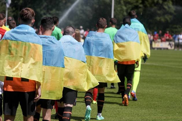 DIRKSHORN - 08-07-2023, Sportcomplex VV. Friendly match in preparation of season 2023 2024, First training AZ. The Shaktar Donesk players enter the field with the Ukrainian flag around their shoulders AZ - Shakhtar Donetsk  x21575217x Copyright: