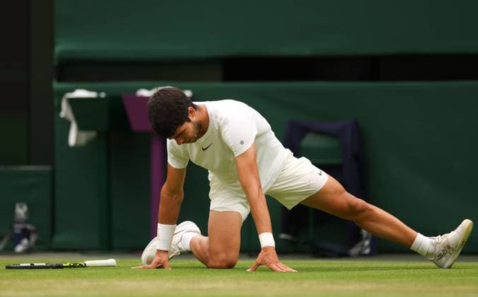 Mandatory Credit: Photo by Ella Ling Shutterstock (14001529u) Carlos Alcaraz slips during his third round match Wimbledon Tennis Championships, Day 6, The All England Lawn Tennis and Croquet Club, London, UK - 08 Jul 2023 Wimbledon Tennis Championships, Day 6, The All England Lawn Tennis and Croquet Club, London, UK - 08 Jul 2023  Copyright: xEllaxLing Shutterstockx 14001529u
