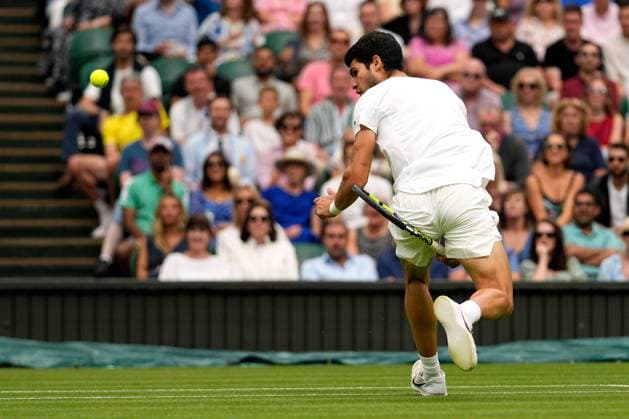 Mandatory Credit: Photo by Dave Shopland Shutterstock (14001531bk) Carlos Alcaraz plays the ball between his legs during his third round match Wimbledon Tennis Championships, Day 6, The All England Lawn Tennis and Croquet Club, London, UK - 08 Jul 2023 Wimbledon Tennis Championships, Day 6, The All England Lawn Tennis and Croquet Club, London, UK - 08 Jul 2023  Copyright: xDavexShopland Shutterstockx 14001531bk