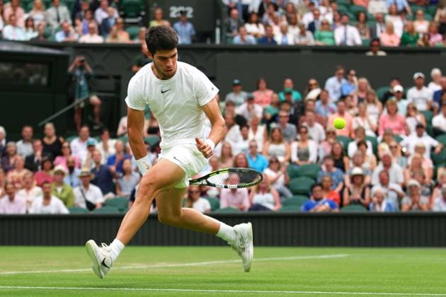 Sport Bilder des Tages Mandatory Credit: Photo by Ella Ling Shutterstock (14001529ap) Carlos Alcaraz plays the ball between his legs during his third round match Wimbledon Tennis Championships, Day 6, The All England Lawn Tennis and Croquet Club, London, UK - 08 Jul 2023 Wimbledon Tennis Championships, Day 6, The All England Lawn Tennis and Croquet Club, London, UK - 08 Jul 2023  Copyright: xEllaxLing Shutterstockx 14001529ap