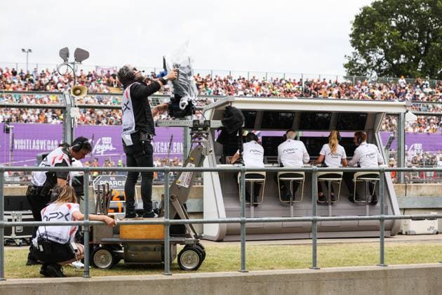 Sport Bilder des Tages APEX APXGP backstage of the Team crew filming on the pitwall for the F1 movie by Apple Studios Bruckheimer Films during the 2023 Formula 1 Aramco British Grand Prix, 10th round of the 2023 Formula One World Championship, WM, Weltmeisterschaft from July 7 to 9, 2023 on the Silverstone Circuit, in Silverstone, United Kingdom - F1 - BRITISH GRAND PRIX 2023 DPPI Panoramic  00123024_AV6_4521 