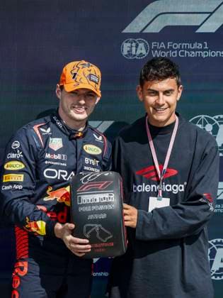 VERSTAPPEN Max (ned), Red Bull Racing RB19, portrait Paulo Dybala football player, portrait during the 2023 Formula 1 Aramco British Grand Prix, 10th round of the 2023 Formula One World Championship, WM, Weltmeisterschaft from July 7 to 9, 2023 on the Silverstone Circuit, in Silverstone, United Kingdom - F1 - BRITISH GRAND PRIX 2023 DPPI Panoramic  00123024__R3_9500A 