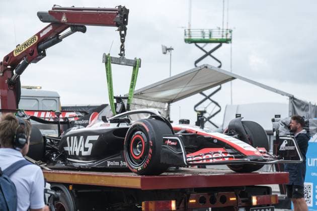 Defekter Haas VF-23 von Kevin Magnussen (DEN, MoneyGram Haas F1 Team 20), Großer Preis von Großbritannien, Silverstone, Motorsport, Formel 1, Großer Preis von Großbritannien, Silverstone, Motorsport, Formel 1 Towcester Copyright: xEibner-Pressefotox EP_EER