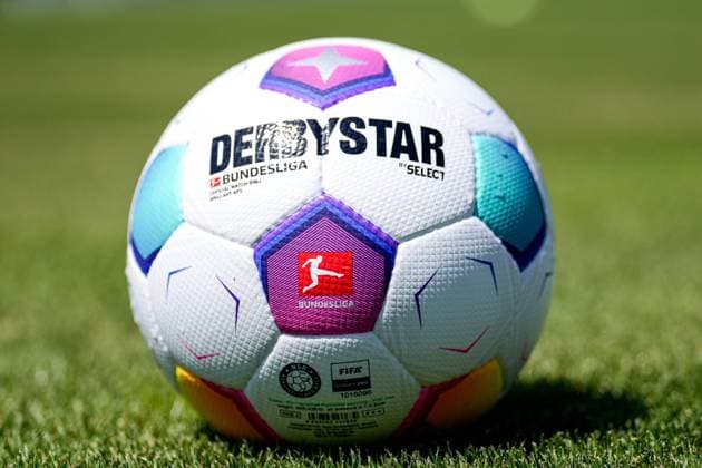 Ein Ball der Marke Derbystar Bundesliga Brillant Aps by Select liegt auf dem Rasen und zeigt das Logo der Bundesliga, Liga, Ligalogo, Branding, DFL, offizieller Spielball der Saison 2023 24, official Match Ball, Symbolfoto, Symbolbild, Symbol, 08.07.2023, Walldorf (Deutschland), Fussball, Testspiel, FC-Astoria Walldorf - TSG 1899 Hoffenheim, 08.07.2023, Walldorf (Deutschland), Fussball, Testspiel, FC-Astoria Walldorf - TSG 1899 Hoffenheim, DFB DFL REGULATIONS PROHIBIT ANY USE OF PHOTOGRAPHS AS IMAGE SEQUENCES AND OR QUASI-VIDEO.