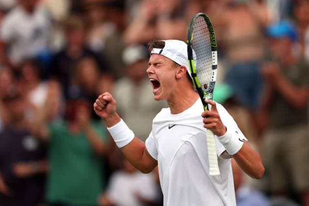Sport Bilder des Tages Mandatory Credit: Photo by Ella Ling Shutterstock (14001529bl) Holger Rune celebrates victory in his third round match Wimbledon Tennis Championships, Day 6, The All England Lawn Tennis and Croquet Club, London, UK - 08 Jul 2023 Wimbledon Tennis Championships, Day 6, The All England Lawn Tennis and Croquet Club, London, UK - 08 Jul 2023  Copyright: xEllaxLing Shutterstockx 14001529bl