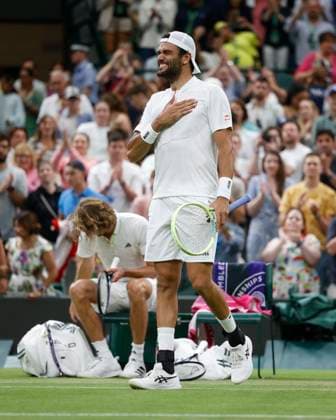 Matteo Berrettini (ITA) jubelt nach dem Sieg, Jubel, Freude, Emotion, Gegner Alexander Zverev (GER) im Hintergrund Tennis - Wimbledon 2023 - Grand Slam ITF ATP, Tennis Herren WTA, Tennis Damen - AELTC - London - - Great Britain - 8 July 2023. Copyright: xJuergenxHasenkopfx