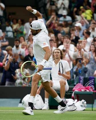 Matteo Berrettini (ITA) jubelt nach dem Sieg, Jubel, Freude, Emotion, Gegner Alexander Zverev (GER) im Hintergrund Tennis - Wimbledon 2023 - Grand Slam ITF ATP, Tennis Herren WTA, Tennis Damen - AELTC - London - - Great Britain - 8 July 2023. Copyright: xJuergenxHasenkopfx