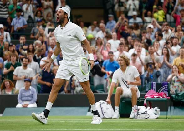 Matteo Berrettini (ITA) jubelt nach dem Sieg, Jubel, Freude, Emotion, Gegner Alexander Zverev (GER) im Hintergrund Tennis - Wimbledon 2023 - Grand Slam ITF ATP, Tennis Herren WTA, Tennis Damen - AELTC - London - - Great Britain - 8 July 2023. Copyright: xJuergenxHasenkopfx