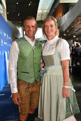 Tobias Angerer mit Ehefrau Romy Bayerischer Sportpreis 2023 Preis, Ehrung, Verleihung BMW Welt München 08. Juli 2023