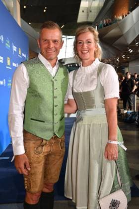 Tobias Angerer mit Ehefrau Romy Bayerischer Sportpreis 2023 Preis, Ehrung, Verleihung BMW Welt München 08. Juli 2023