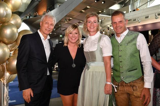 Norbert Schramm, Claudia Koreck und Tobias Angerer mit Ehefrau Romy Bayerischer Sportpreis 2023 Preis, Ehrung, Verleihung BMW Welt München 08. Juli 2023