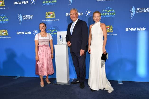 Katharina Schmidt, Joachim Herrmann und Lisa Maria Potthoff Bayerischer Sportpreis 2023 Preis, Ehrung, Verleihung BMW Welt München 08. Juli 2023
