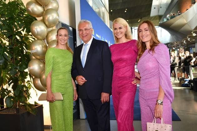 Christine Theis und Natascha Grün mit Joachim Herrmann Bayerischer Sportpreis 2023 Preis, Ehrung, Verleihung BMW Welt München 08. Juli 2023