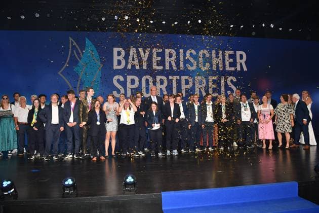 Joachim Herrmann mit allen Preisträgern Bayerischer Sportpreis 2023 Preis, Ehrung, Verleihung BMW Welt München 08. Juli 2023