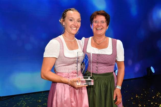 Katharian Schmid mit Mutter Bayerischer Sportpreis 2023 Preis, Ehrung, Verleihung BMW Welt München 08. Juli 2023