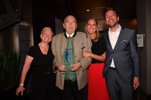 Wolfgang Kink mit Ehefrau und Kindern Bayerischer Sportpreis 2023 Preis, Ehrung, Verleihung BMW Welt München 08. Juli 2023