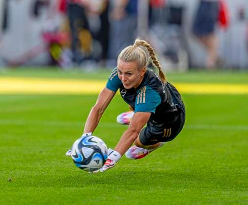 07.07.2023, Fussball Frauen, Test-Länderspiel, Deutschland - Sambia, im Sportpark Ronhof Thomas Sommer in Fürth, Merle Frohms (Deutschland) beim Aufwärmen.