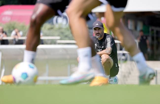 Sport Themen der Woche KW27 09.07.2023 - Fussball - 2. Fussball-Bundesliga - Saison 2023 2024 - 1. FC Nürnberg FCN Club - Trainingslager Sommer Sommertrainingslager Kothmühle Österreich - Zink DaMa - xdaxmax - Cristian Fiel ( Trainer 1. FC Nürnberg FCN ) nachdenklich - sitzt auf Ball - beobachtet Mannschaft Team *** 09 07 2023 football 2 football Bundesliga season 2023 2024 1 FC Nürnberg FCN club training camp summer summer training camp Kothmühle Austria zinc DaMa xdaxmax Cristian Fiel coach 1 FC Nürnberg FCN pensive sits on ball watches team team