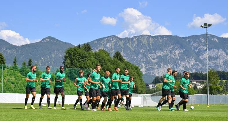 Sport Themen der Woche KW27 09.07.2023 - Fussball - 2. Bundesliga - Saison 2023 2024 - SpVgg Greuther Fürth Fuerth - Trainingslager Bad Häring - - xwoxzix - Aufwärmen warm-up - Impression - Panorama Bergpanorama *** 09 07 2023 football 2 Bundesliga season 2023 2024 SpVgg Greuther Fürth Fuerth training camp Bad Häring xwoxzix warm up impression panorama mountain panorama