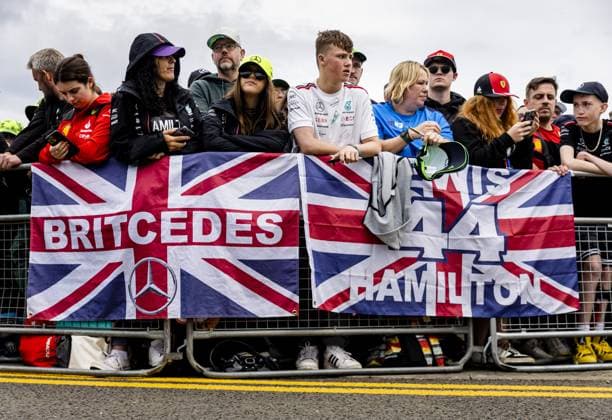 SILVERSTONE - Fans await the arrival of drivers ahead of the British Grand Prix at Silverstone Circuit. ANP SEM VAN DER WAL F1 Grand Prix of Great Britain 2023 xVIxANPxSportx xxANPxIVx 473316534 originalFilename: 473316534.jpg