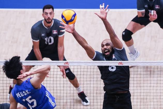 (230709) -- PASAY CITY, July 9, 2023 -- Peng Shikun (1st L) of China competes against players from Canada during the Pool 6 match between China and Canada at the Men s Volleyball Nations League in Pasay City, the Philippines, July 9, 2023. ) (SP)THE PHILIPPINES-PASAY CITY-VOLLEYBALL-NATIONS LEAGUE-MEN-CHINA VS CANADA ROUELLExUMALI 