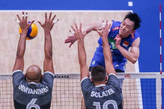 (230709) -- PASAY CITY, July 9, 2023 -- Yu Yuantai (R) of China competes against players from Canada during the Pool 6 match between China and Canada at the Men s Volleyball Nations League in Pasay City, the Philippines, July 9, 2023. ) (SP)THE PHILIPPINES-PASAY CITY-VOLLEYBALL-NATIONS LEAGUE-MEN-CHINA VS CANADA ROUELLExUMALI 