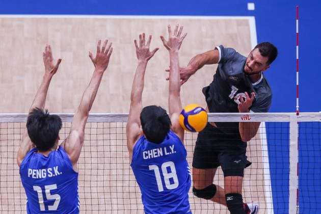 (230709) -- PASAY CITY, July 9, 2023 -- Ryan Joseph Sclater (R) of Canada competes against players from China during the Pool 6 match between China and Canada at the Men s Volleyball Nations League in Pasay City, the Philippines, July 9, 2023. ) (SP)THE PHILIPPINES-PASAY CITY-VOLLEYBALL-NATIONS LEAGUE-MEN-CHINA VS CANADA ROUELLExUMALI 